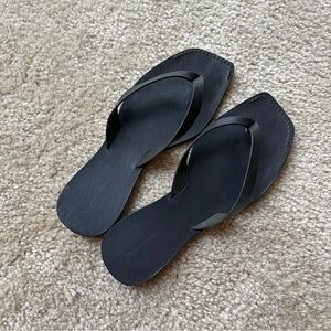 Reformation black flip flops